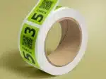 zielone etykiety fluo na rolce druk cyfrowy QR kody i bar kody