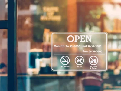 naklejki z folii klejone od środka szyby